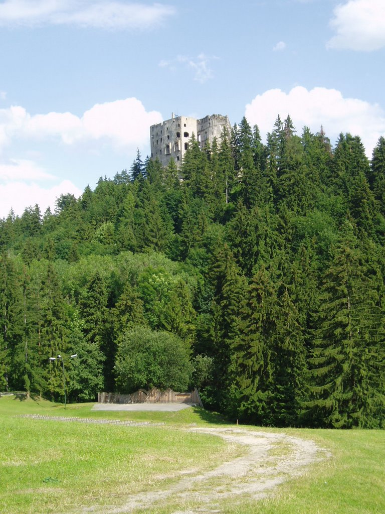 Zrúcaniny goticko-renesančného hradu LIKAVA zo začiatku 14. storočia, dole amfiteáter by Ľudo T.