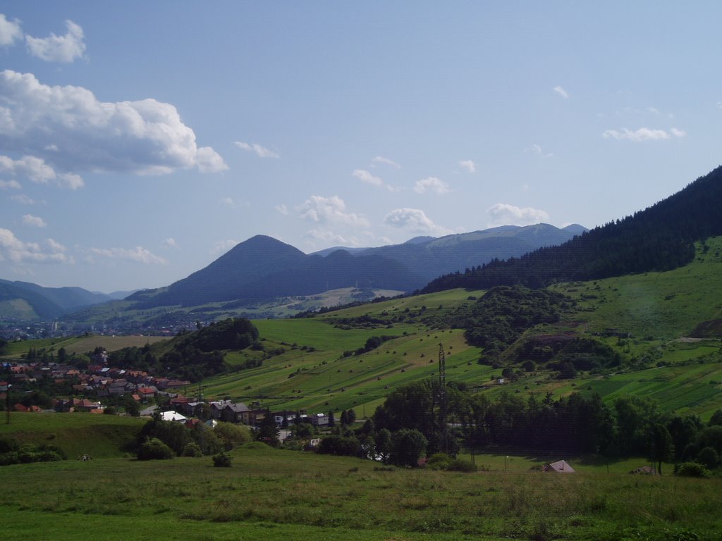 V popredí obec Likavka, vpravo začínajúca Malá Fatra a v pozadí Veľká Fatra (Sidorovo) by Ľudo T.