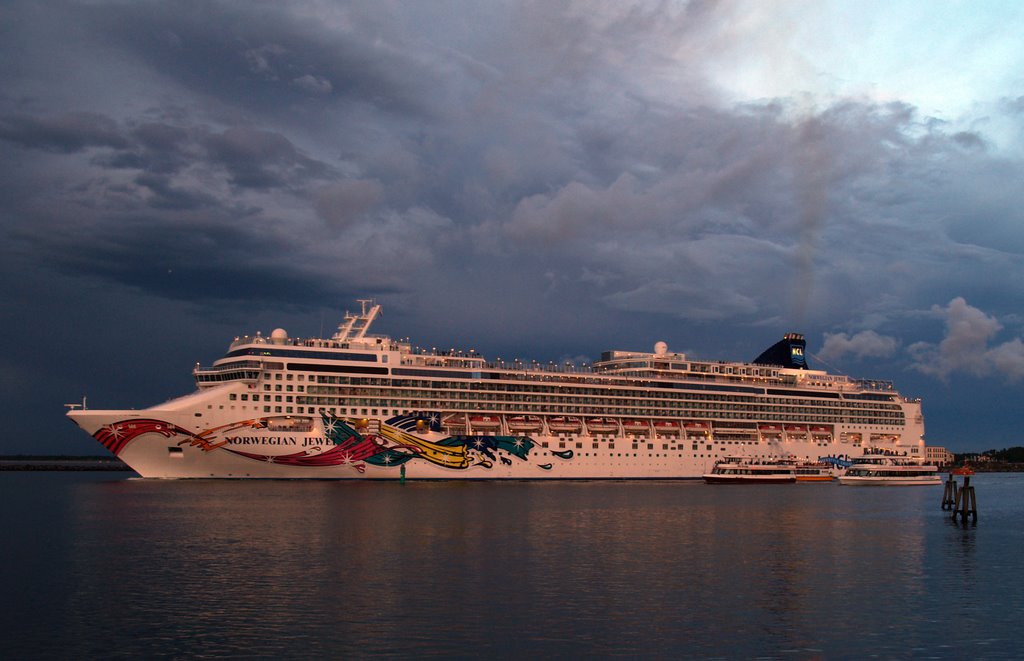 Warnemünde Auslauf Norwegian Jewel by HeikoJungermann