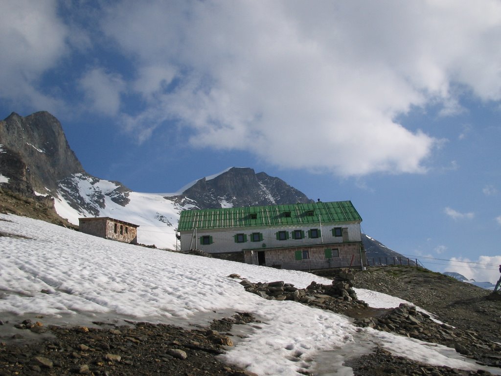 Heinrich-Schwaiger-Haus (2802m) by stefan beutel