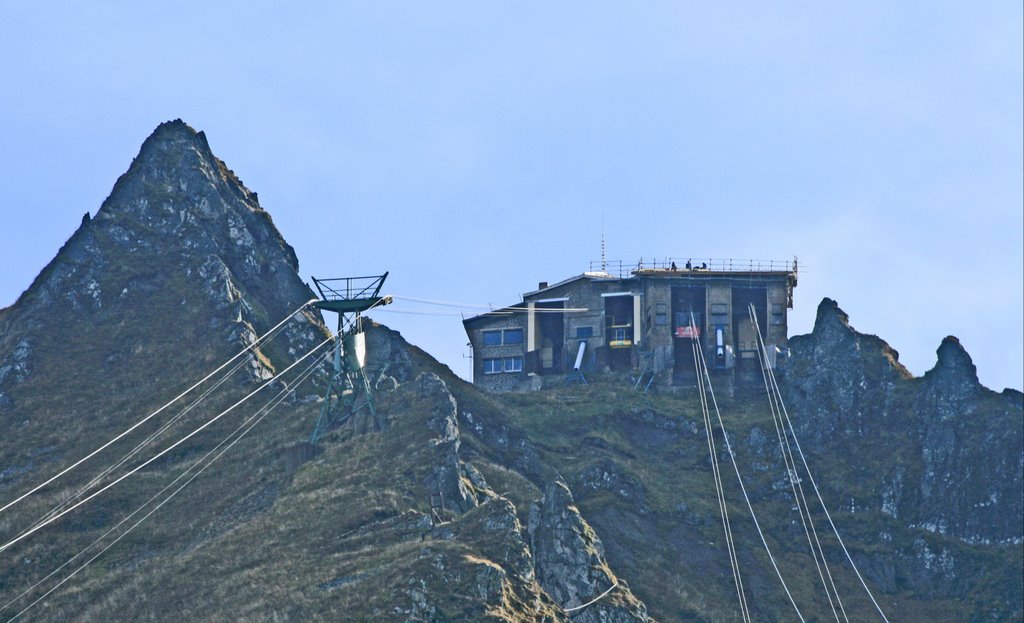 Le Puy de Sancy et la station supérieure du téléphérique, vus au télé by f.  madic