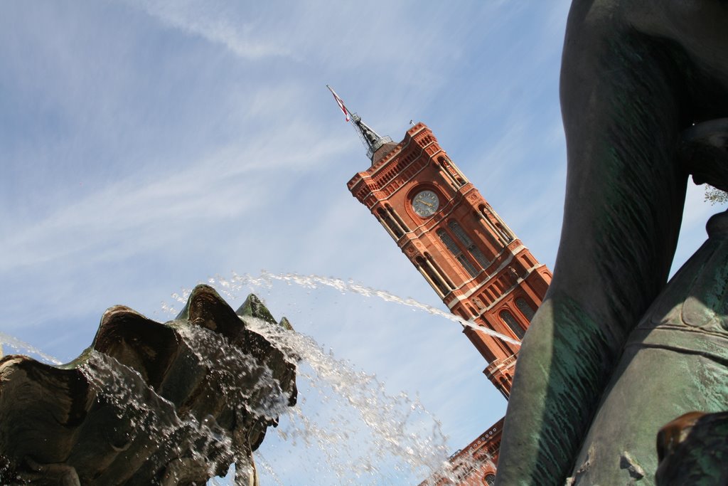 Rote Rathaus und Neptunbrunnen 21.04.2007 by Scott Ellwanger