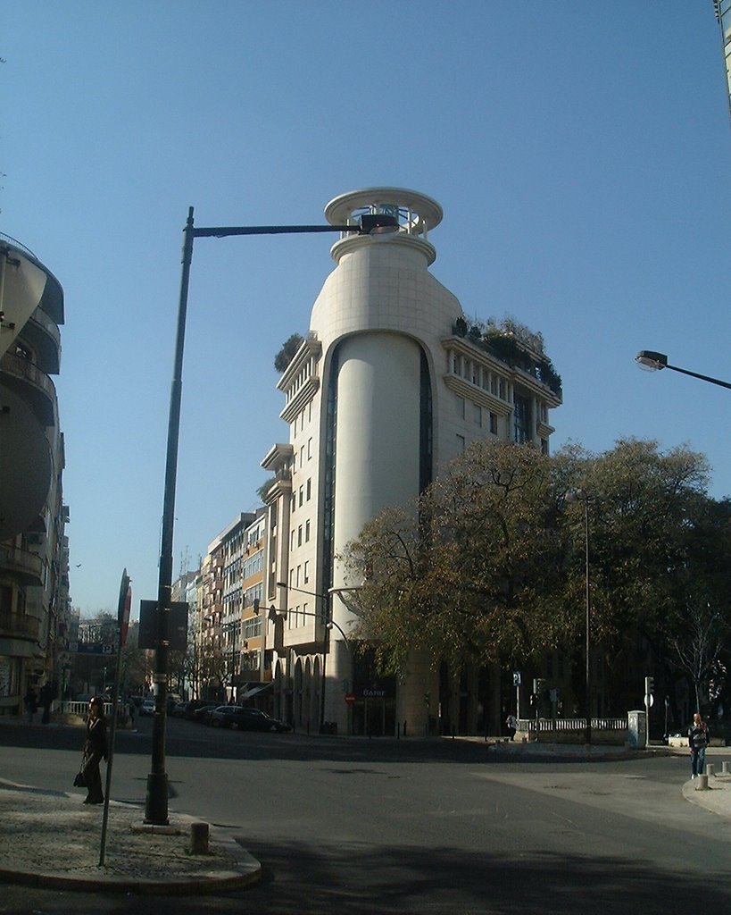 Av. João Crisóstomo - Cruzamento com Av. Marquês de Tomar by Trilhar Lisboa