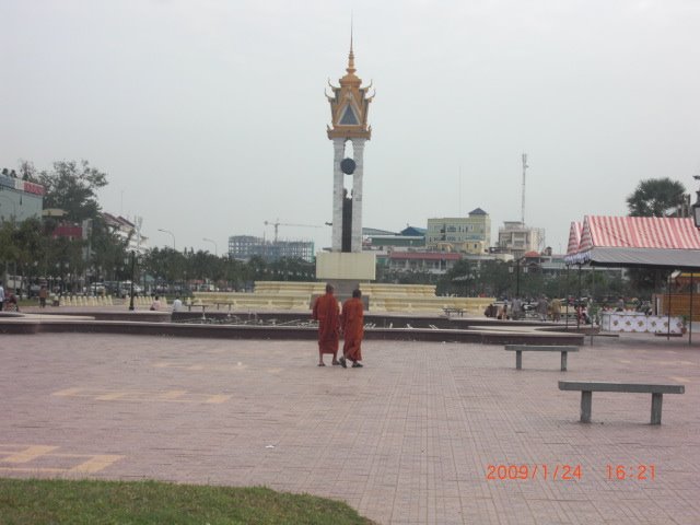 Veitnam - Cambodia Friendship Monument by santiw