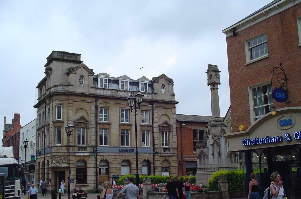 Lincoln,high street,bank & war memorial by rendezvous