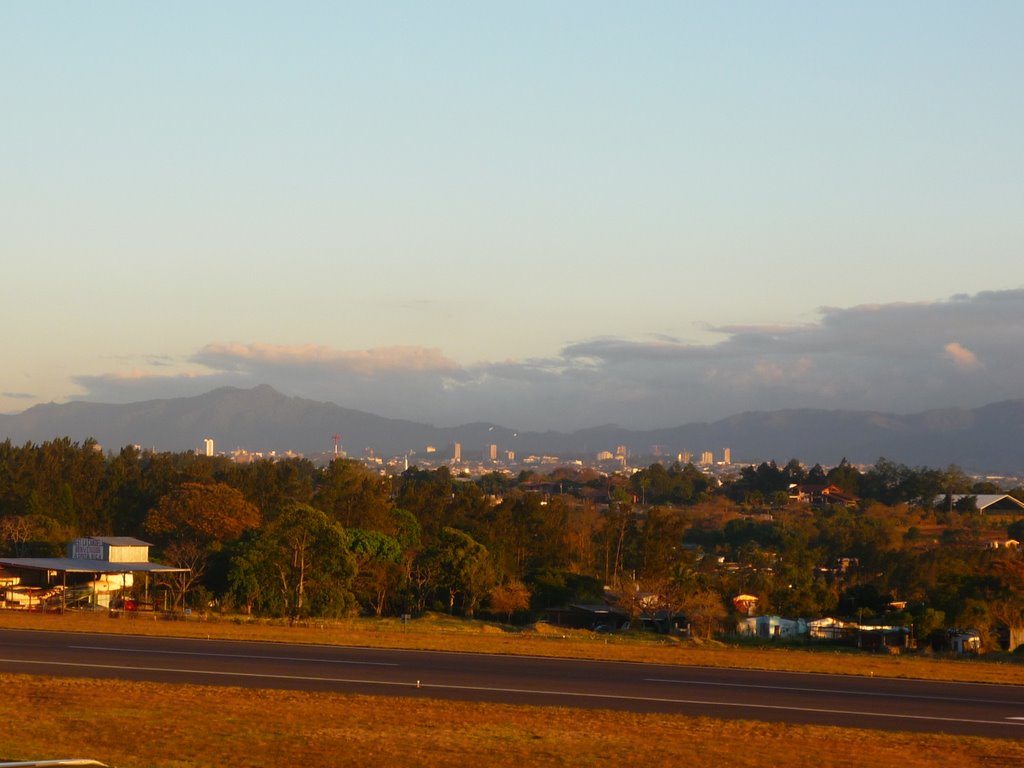 San José visto desde el aeropuerto by Jerry Murillo