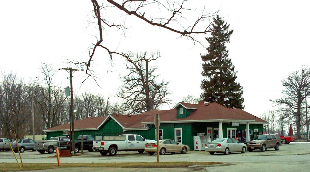 Green Gables Bar and Grill, Lake Bloomington, Illinois by Chuck Bauman