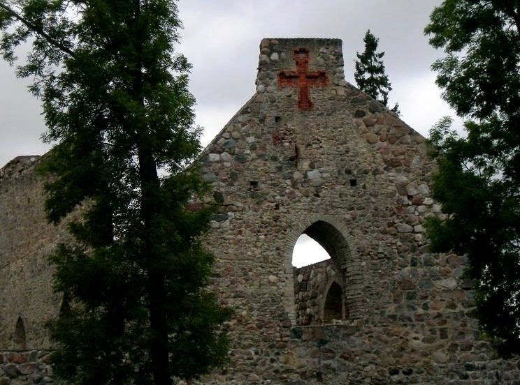 Ruínas da época das Cruzadas, Sigulda-Latvia by Anna Bérzina