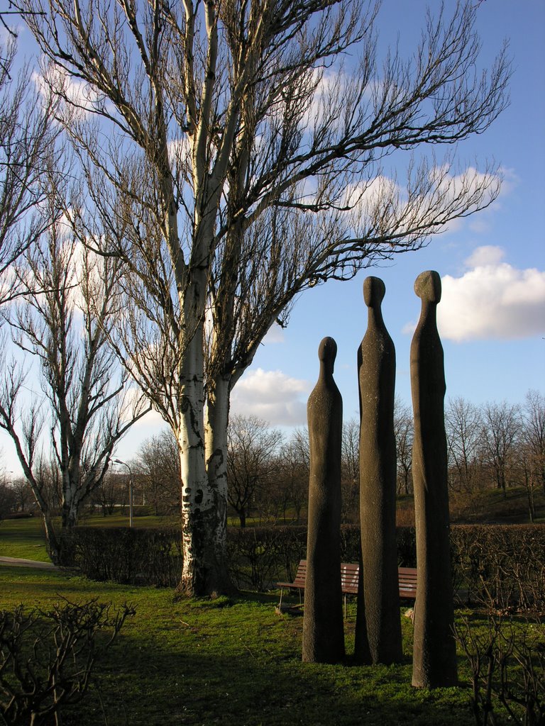 "Loneliness" sculpture by Zofia Woźna in Traugutta Park, Warsaw by Zuzia Bluszcz