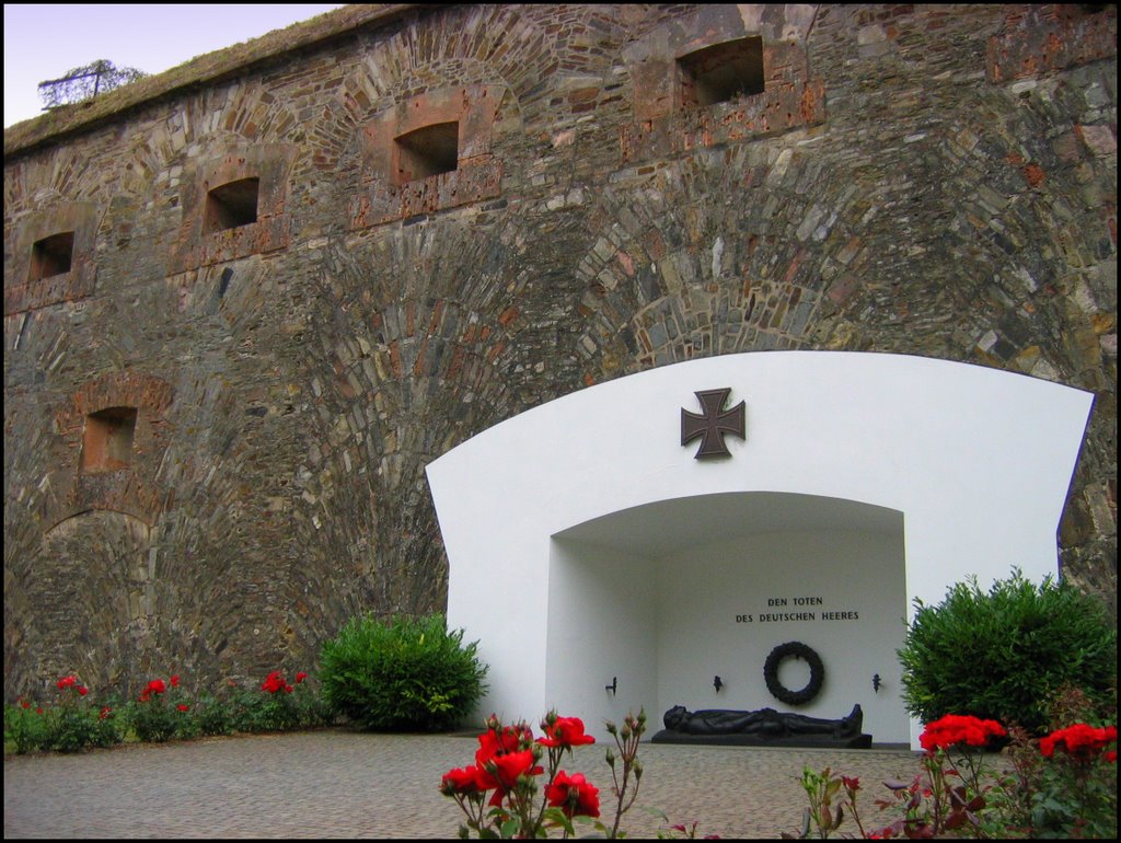 Das Ehrenmal des Heeres auf der Festung Ehrenbreitstein (Befestigungsanlage seit dem 16. Jahrhundert) Teil des UNESCO-Weltkulturerbes - Koblenz by Ralf Pätzold