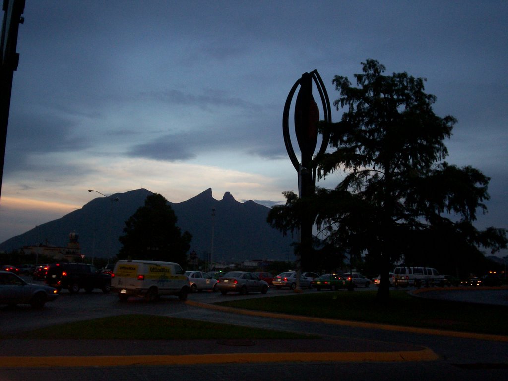 Cerro de la Silla desde la Macroplaza by gduncan