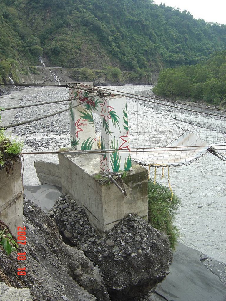 Taiwan 高雄縣，拉法阿勒吊橋，去的時候剛好71水災過後被沖垮。(2007/10/10) by Taiwan泰