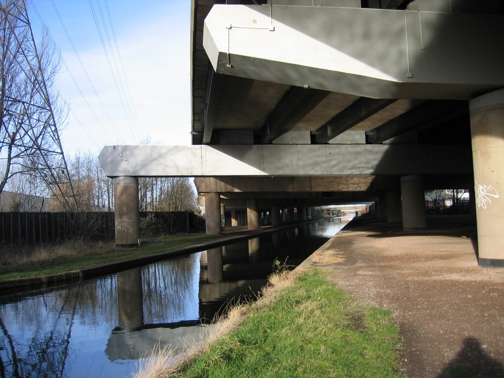 Tame Valley Canal passing under M6 Motorway by pedrocut