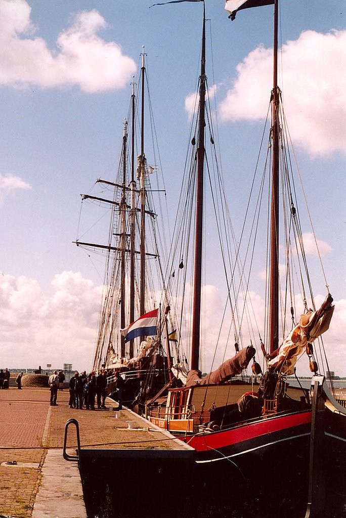 De Oosterschelde en de Helena te Hellevoetsluis. by Arij M van Waart