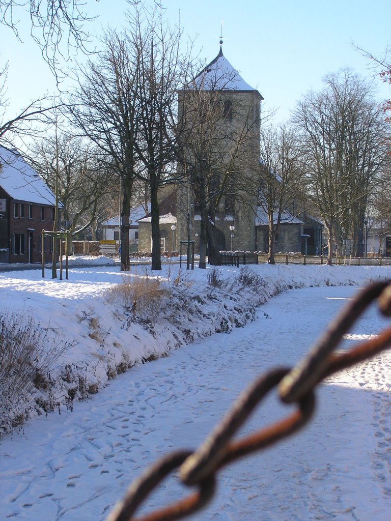 Hovestädter Kirche, von der Zugbrücke aus gesehen by Zinsel