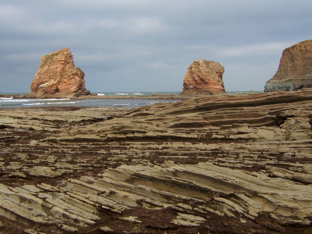 Low tide by bainketa