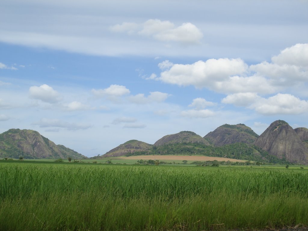 A Serra dos Aimorés by CARLOS CAIRES