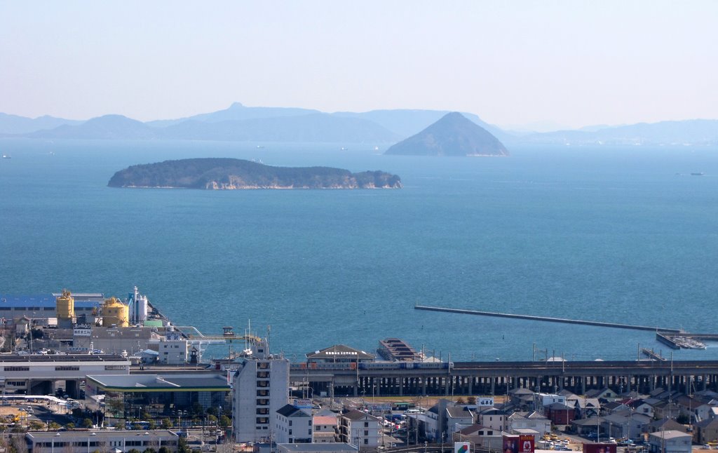 倉敷市児島　朝日観音菩薩より　児島駅　　❀　くじら島　大槌屋島　五剣山 🌸 ひるがへる波の青さよ啄木忌 (まどか) by Yoshio Kohara