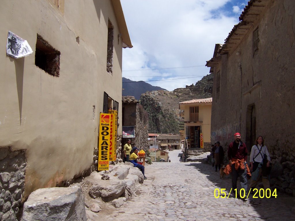 Calle de Ollantaytambo by Wilfredo Valverde