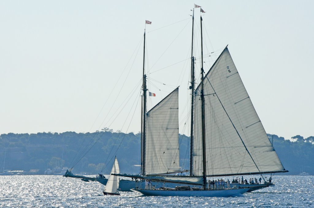 Devant l'île Sainte-Marguerite, un petit voilier croise la route des 2 yachts Mariquita et Eleonora by François Madic