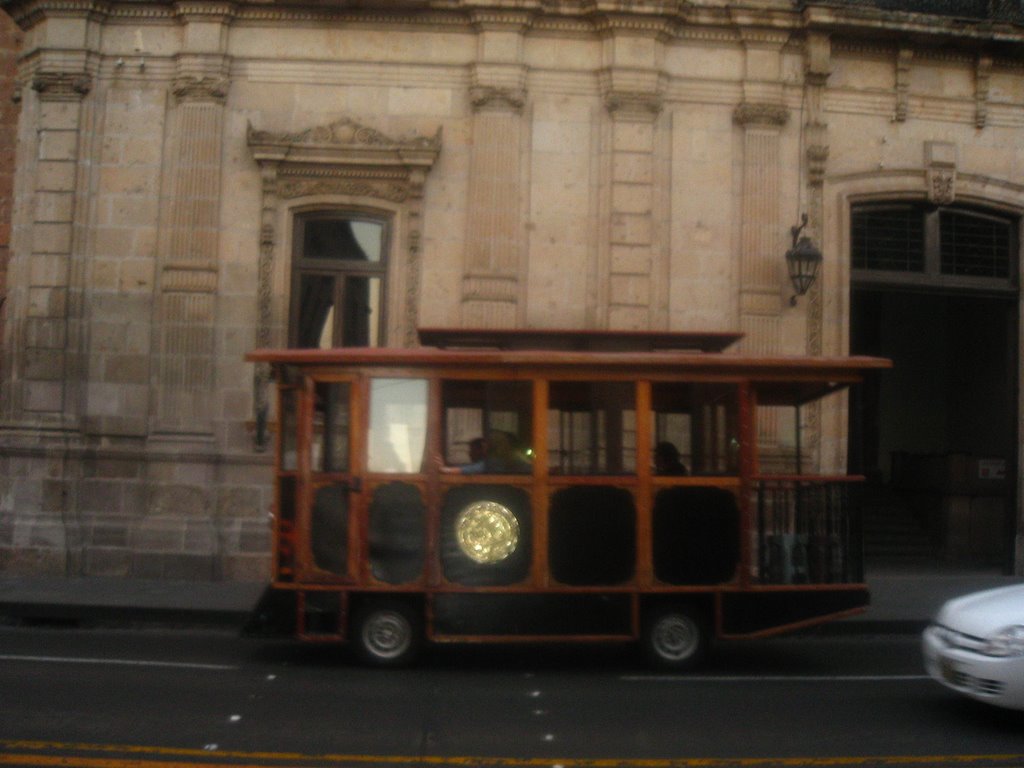 Tranvía en avenida Madero by Andrés Zavala