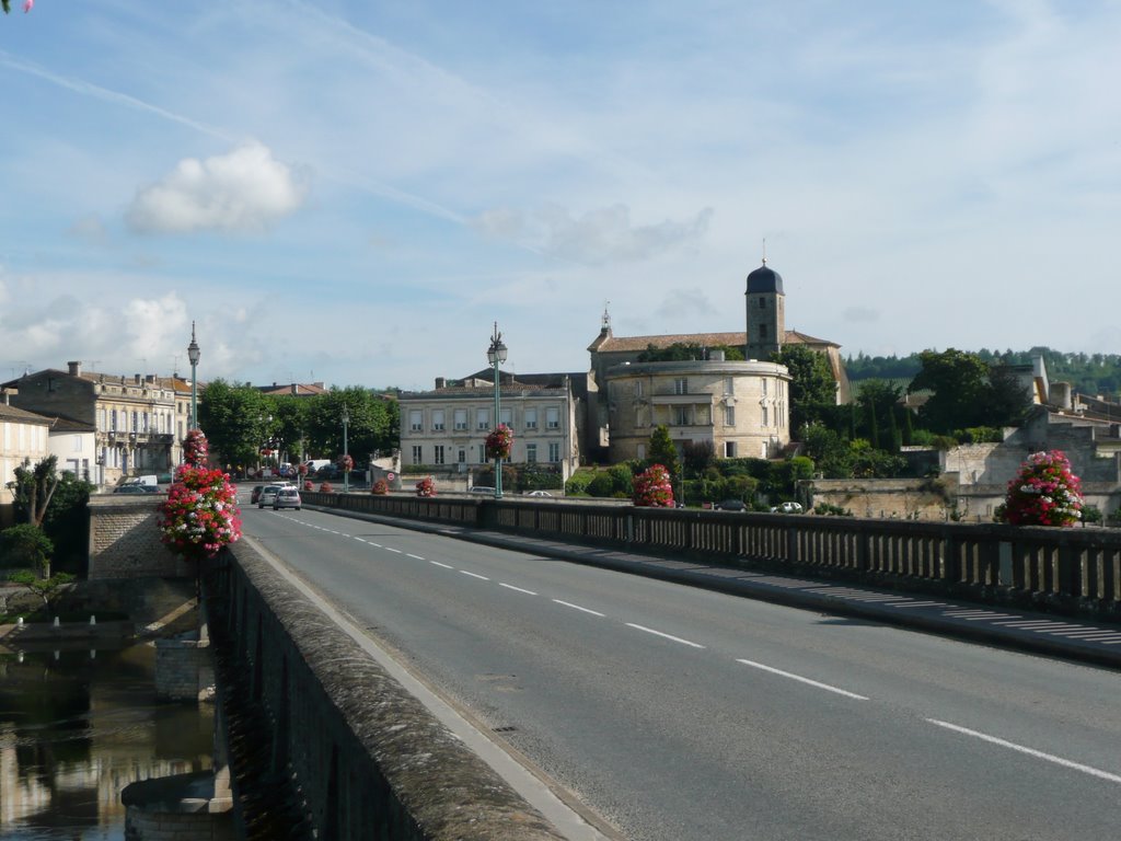 Castillon la bataille : arrivée par le pont by lemenio