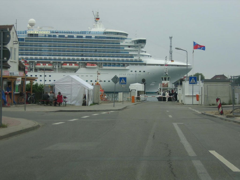 Kreuzfahrtschiff am Kai von Warnemünde vom Fähranleger Hohe Düne gesehen by gikoe