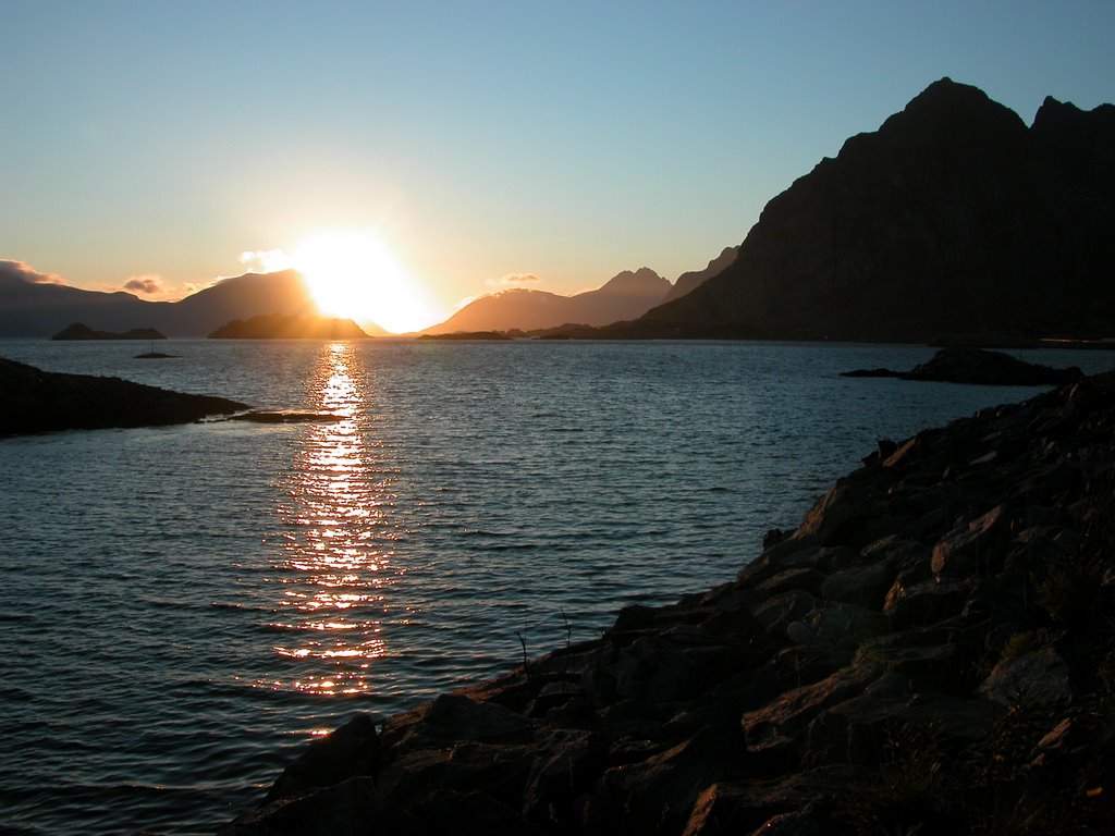 Henningsvaer midnight sun by leslie51