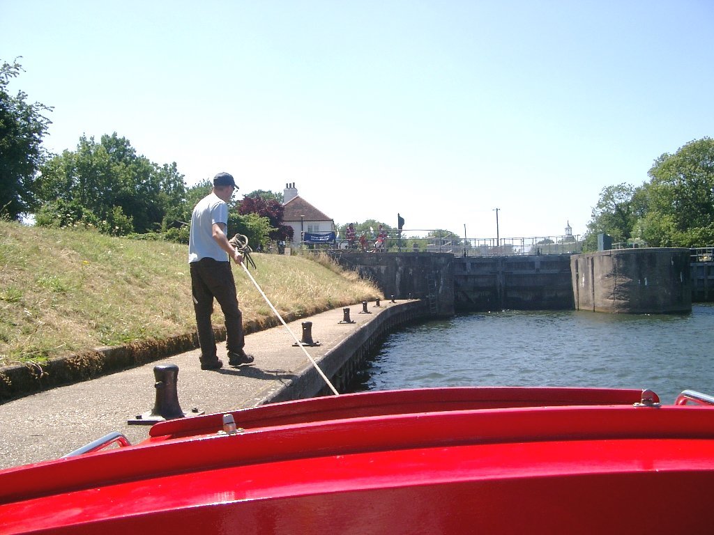 Sunbury Lock by Y Ddraig