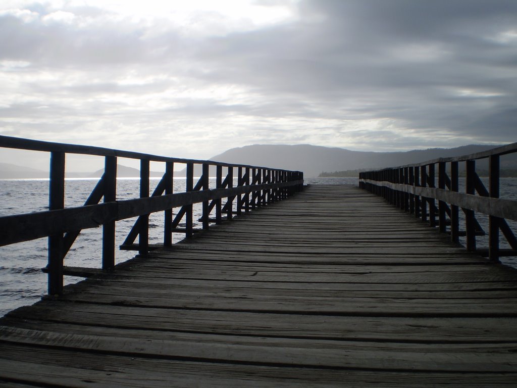 Muelle en Lago Huillinco by Carolina Torres