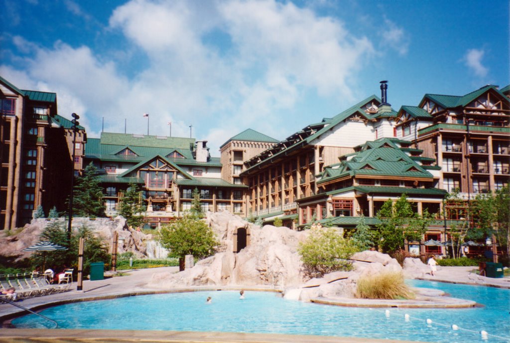 Orlando, Wilderness Lodge into the Disney world - May 1995 by Roberto Bubnich