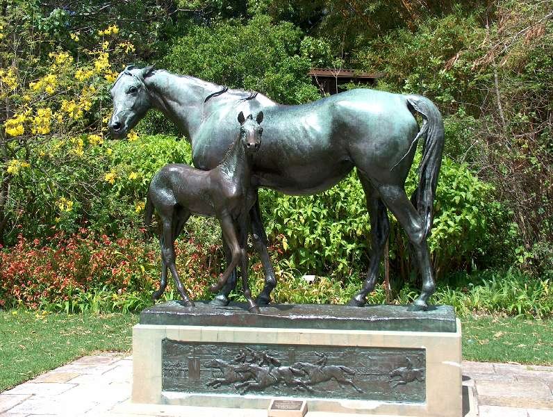 [Monument Horses] by Piotr Miernik