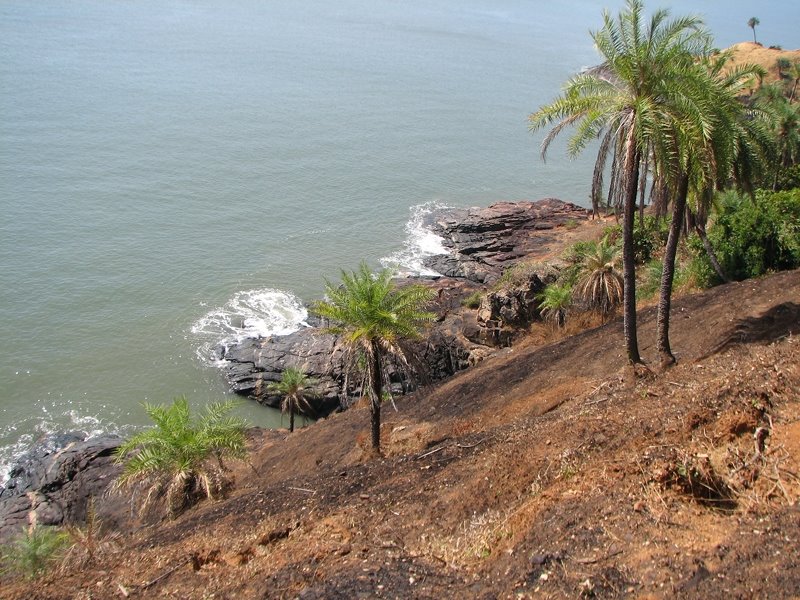 Between Half Moon Beach & Om Beach, Gokarn by raghumohan