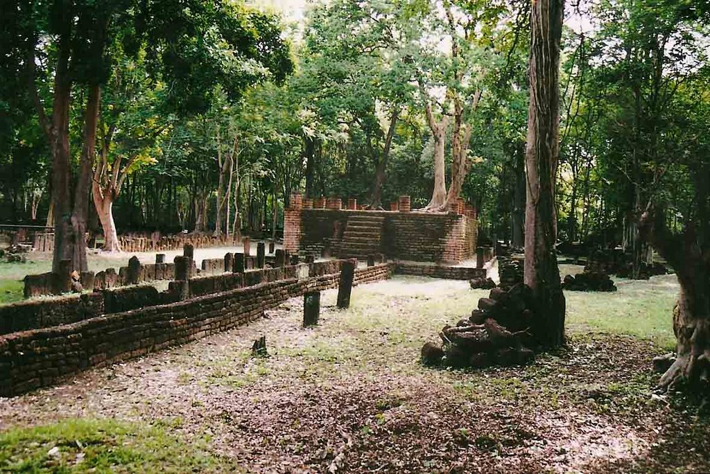 Kamphaeng Phet Wat AwasYai by koen schenke