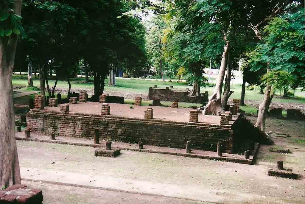 Kamphaeng Phet Wat AwasYai by koen schenke