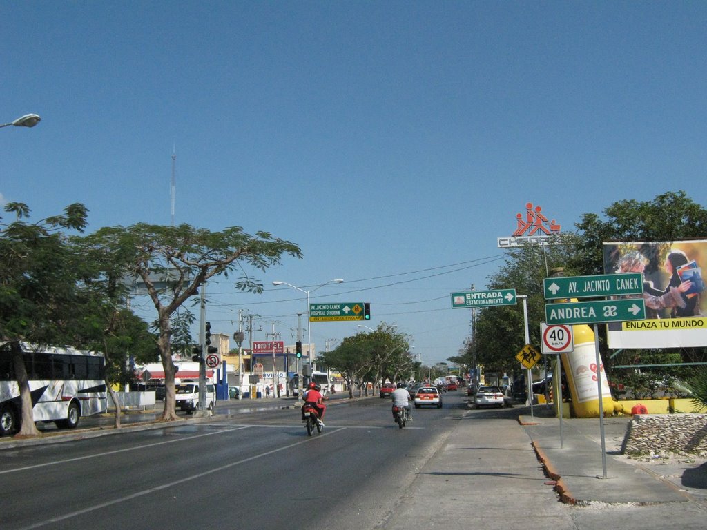 Avenida Itzaes x 75 by José Manuel Repetto Menéndez