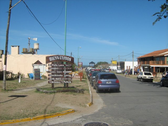 Caminado hasta la playa de la "26" by Victor Eduardo Flore…