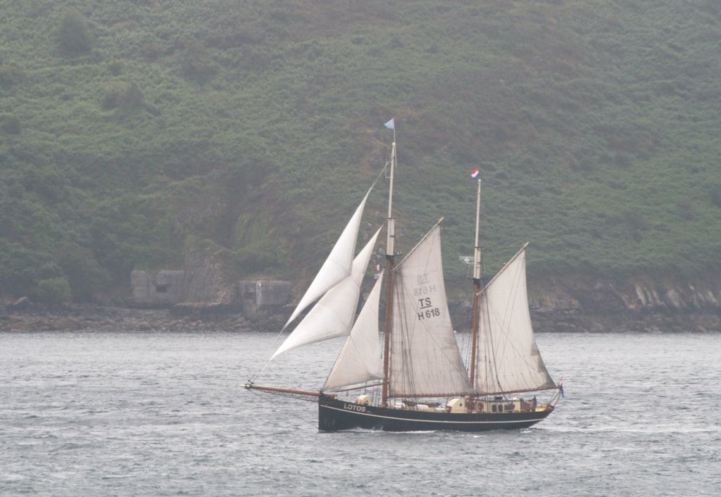 Le ketch Lotos passe devant la Pointe des Espagnols ; les Allemands y ont laissé des vestiges de leur présence... by f.  madic