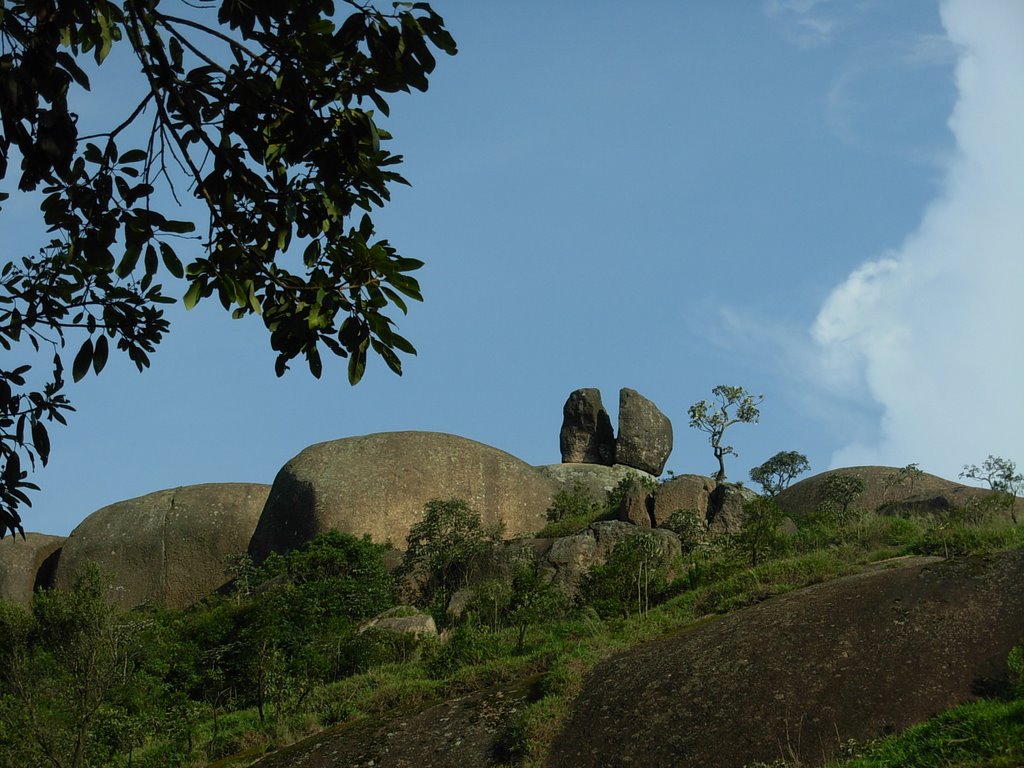 Pedra Partida, um dos pontos mais alto do local. by joao batista shimoto