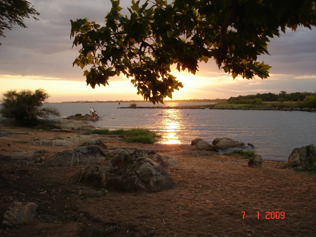 Pôr-do-sol na foz do Arroio São Lourenço com a Lagoa dos Patos. by Ruy Joaquim Duarte