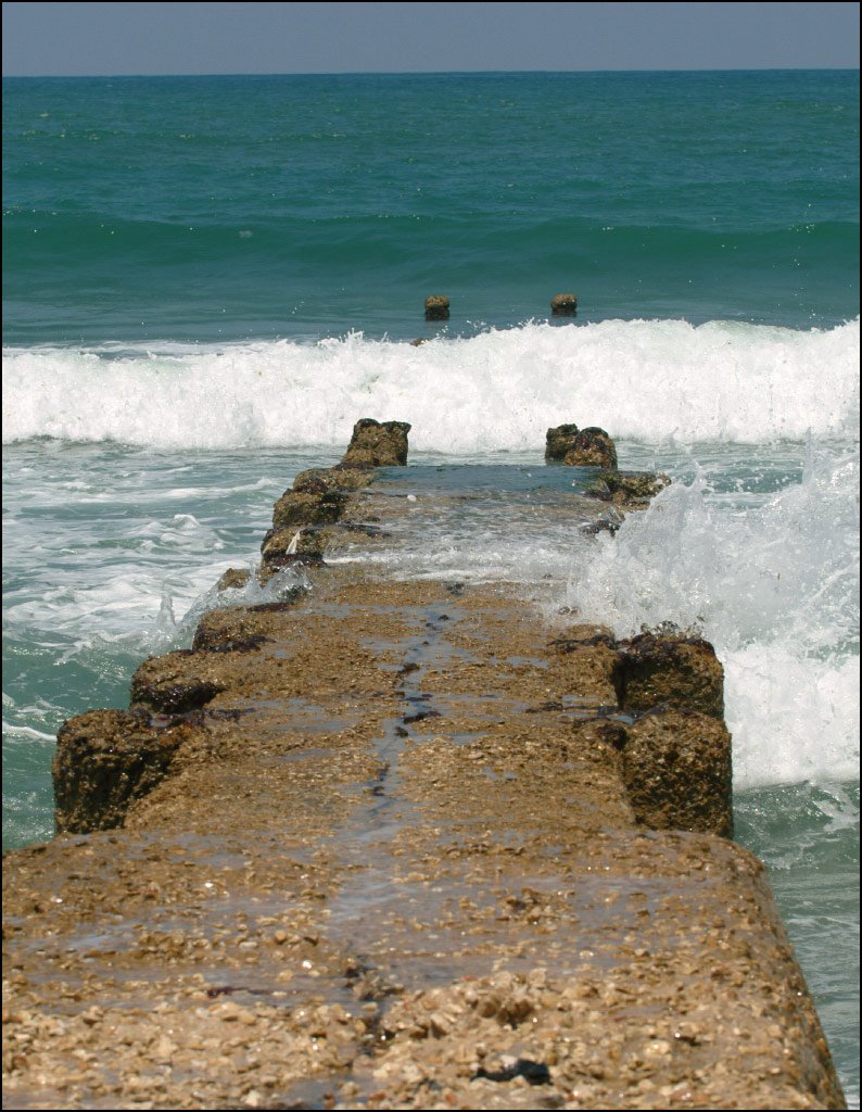 Old broken pier near Yaffa by frumperino