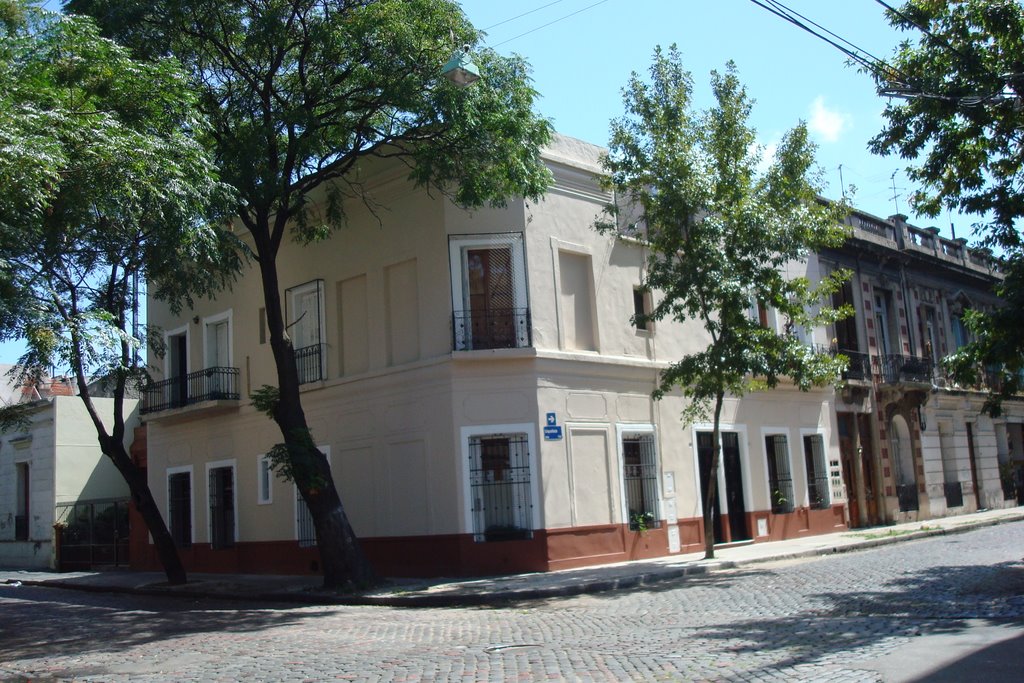 Esquina de Uspallata y Jovellanos, Barracas. Buenos Aires by Sergio G. Lamas