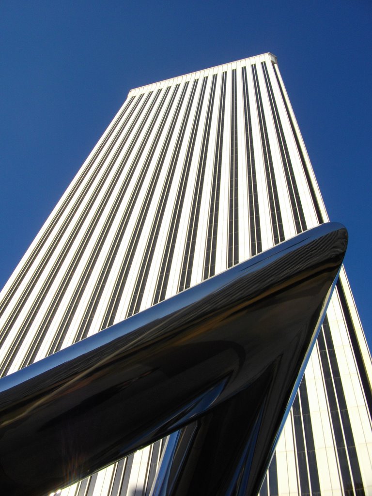 Torre Picasso desde abajo by topview