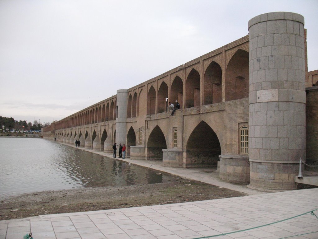 Zayandeh rood & 33 bridge, Si-o-se Pol, Esfahan, Esfahan province زاینده رودو33پل درخشکسالی1387 by Mahdi Kalhor