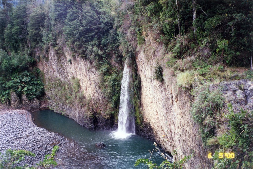 Salto del Nilahué by Jared J. Myers