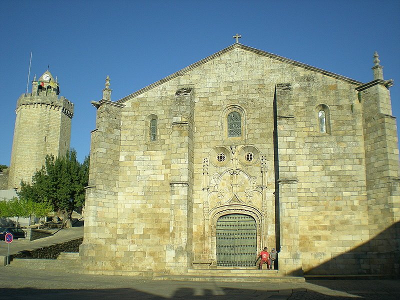 Freixo de Espada à Cinta: Igreja Matriz e Torre do Galo by Pedro Salcedo i Vaz