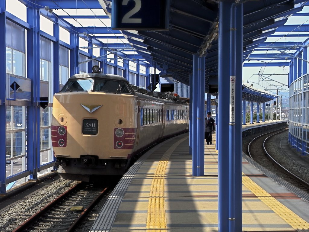 K&H (Ltd. Exp. Kirishima and Hyuga) at Miyazaki Kuukou station by taoy