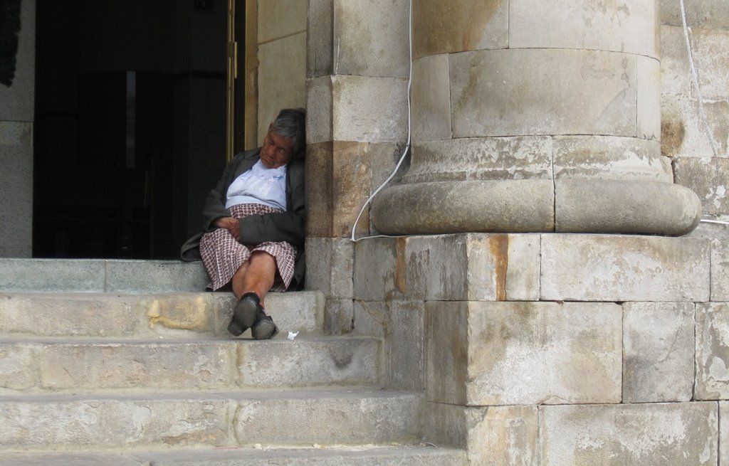 Fusagasugá. Mujer en la puerta de la Iglesia. by Lic. John Méndez