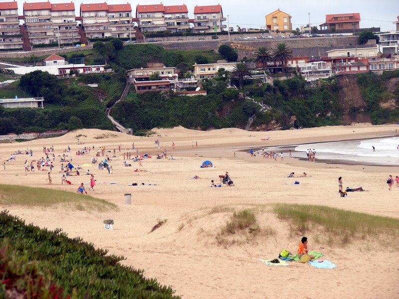 Vista playa suances con acantilado al fondo by Julio Cesar - Ávila