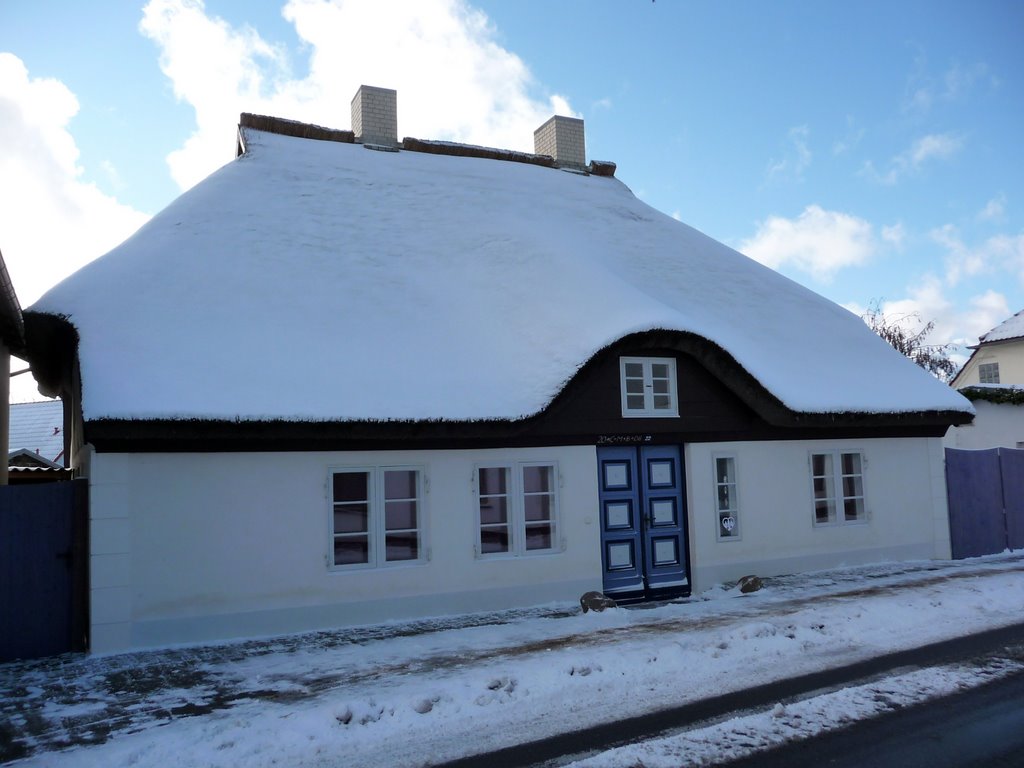 Riedgedecktes Haus im Winter by BärMi